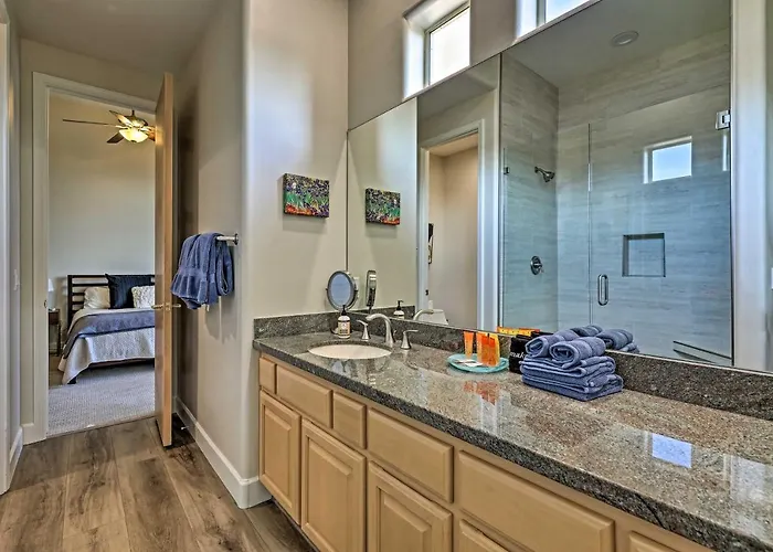 Patio, Playground! Glendale Family Gem Near Golf Holiday home