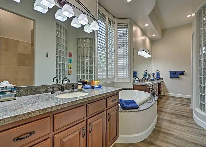 Patio, Playground! Glendale Family Gem Near Golf Holiday home *