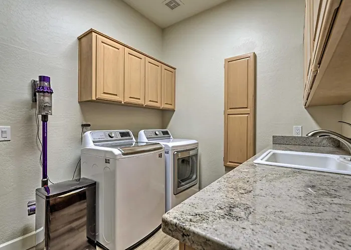 Patio, Playground! Glendale Family Gem Near Golf Holiday home *