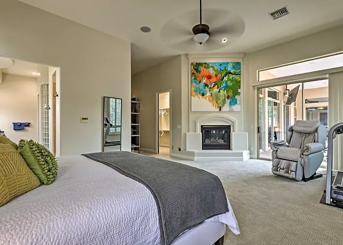 Patio, Playground! Glendale Family Gem Near Golf Holiday home *