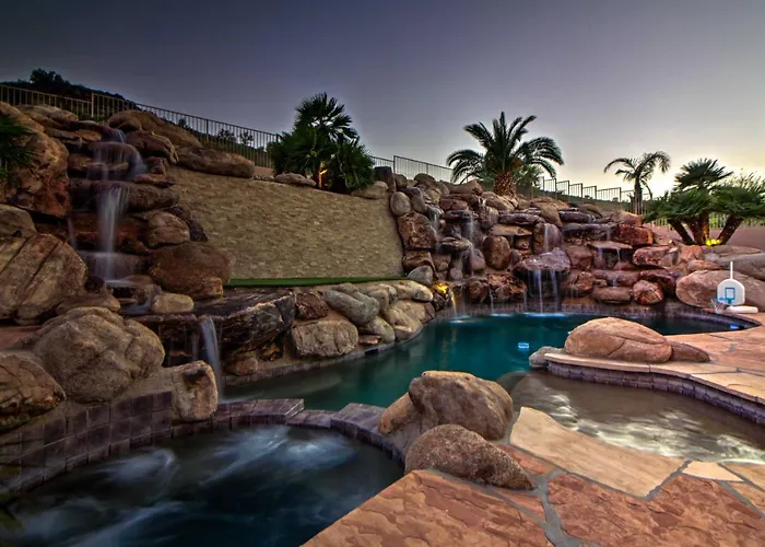 Patio, Playground! Glendale Family Gem Near Golf Holiday home *